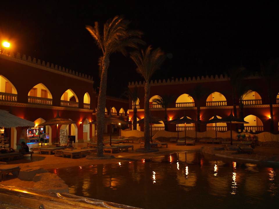 Basen główny w nocy Pickalbatros Alf Leila Wa Leila Resort - Neverland Hurghada