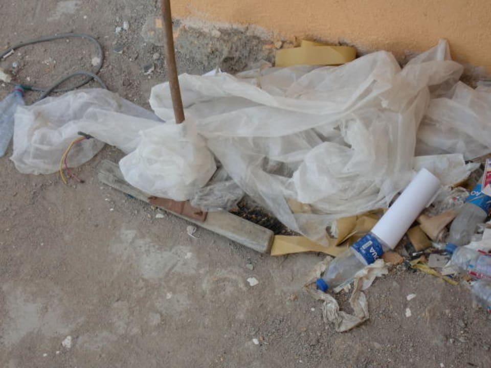 So siehts neben den Gartenwegen aus Hotel Nubian Village