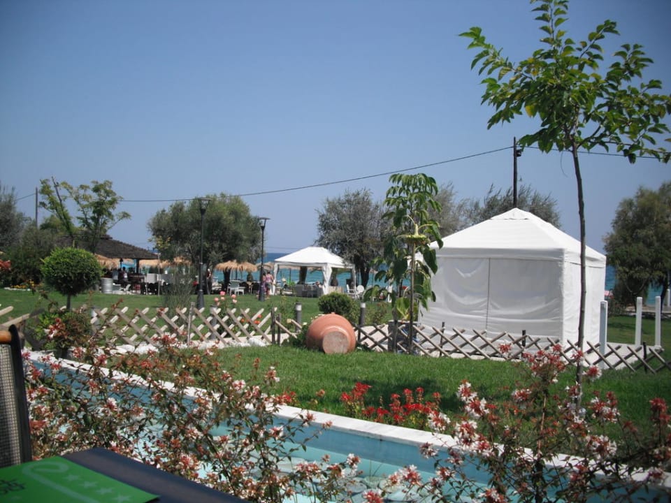 Blick vom Mittagsrestaurant zum Strand alltoura Club Hotel Poseidon Palace