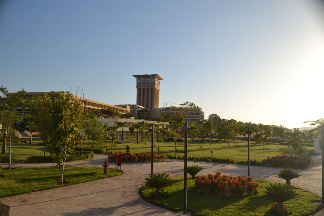 Gartenanlage zwischen älterem und neuerem Hotelkomplex Hotel Mövenpick Resort Aswan