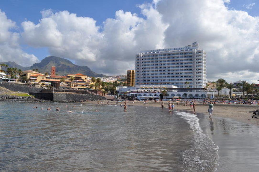 Blick vom Strand zum Hotel H10 Gran Tinerfe - Adults only