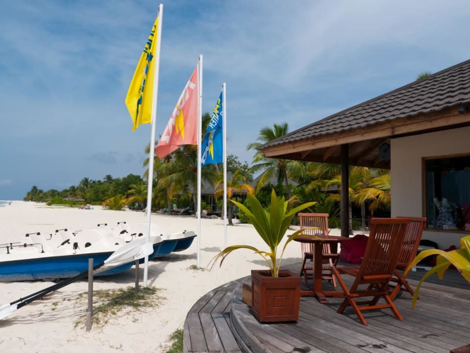 Strand an der Tauchschule Kuredu Island Resort & Spa