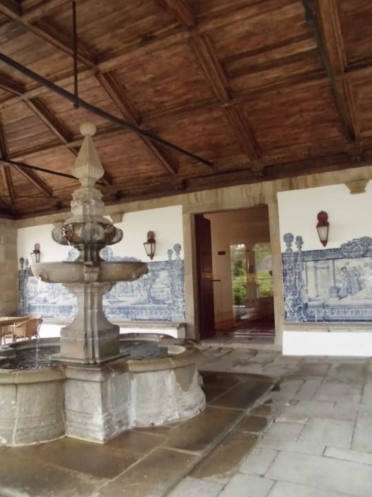 Terrasse mit Brunnen Pousada Mosteiro Guimarães