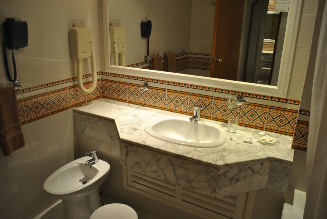 Das schöne Bad - jedoch ohne Steckdosen Hotel El Mouradi Douz