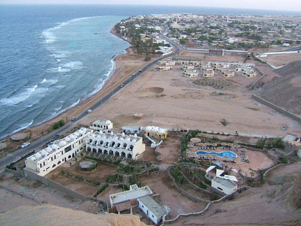 Hotel und Dahab vom Hausberg aus Bedouin Moon Hotel