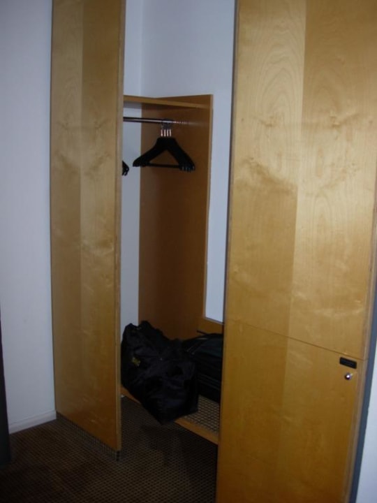 Moderner Kleiderschrank nestor Hotel Ludwigsburg