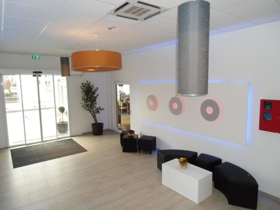 Der moderne Eingangsbereich Hotel Maxis