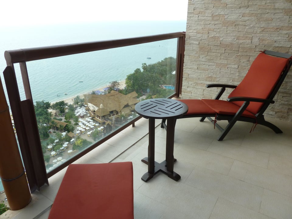 Balkon mit zwei Liegen Centara Grand Mirage Beach Resort Pattaya