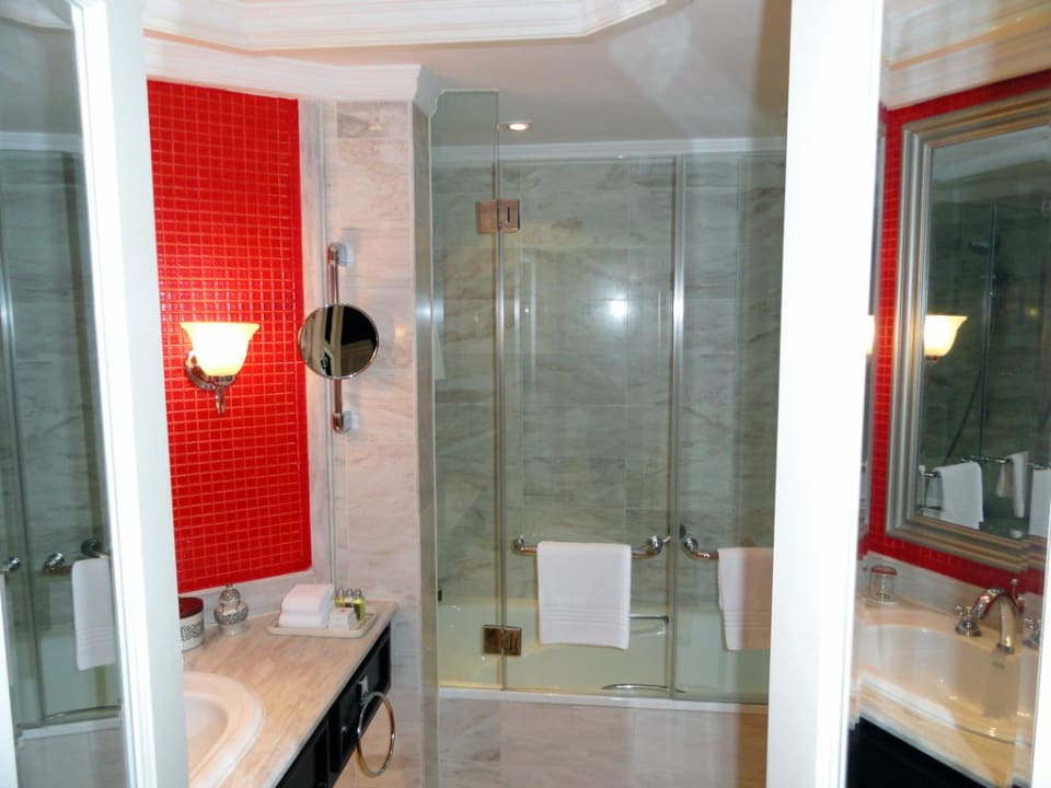 Blick ins Badezimmer Hotel Sofitel Legend Metropole