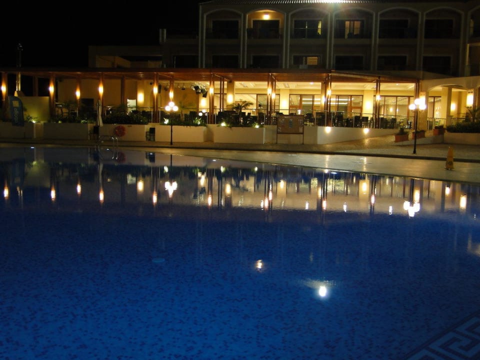 Pool & im Hintergrund Restaurant Mythos Beach Resort