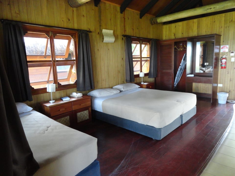 Die Betten stehen auf einem Podest Hotel Uprising Beach Resort