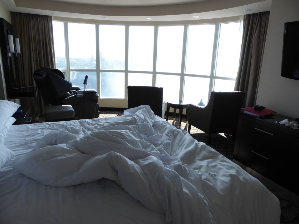 Schlafzimmer mit riesen Stuhl hinten links Embassy Suites Hotel Niagara Falls / Fallsview