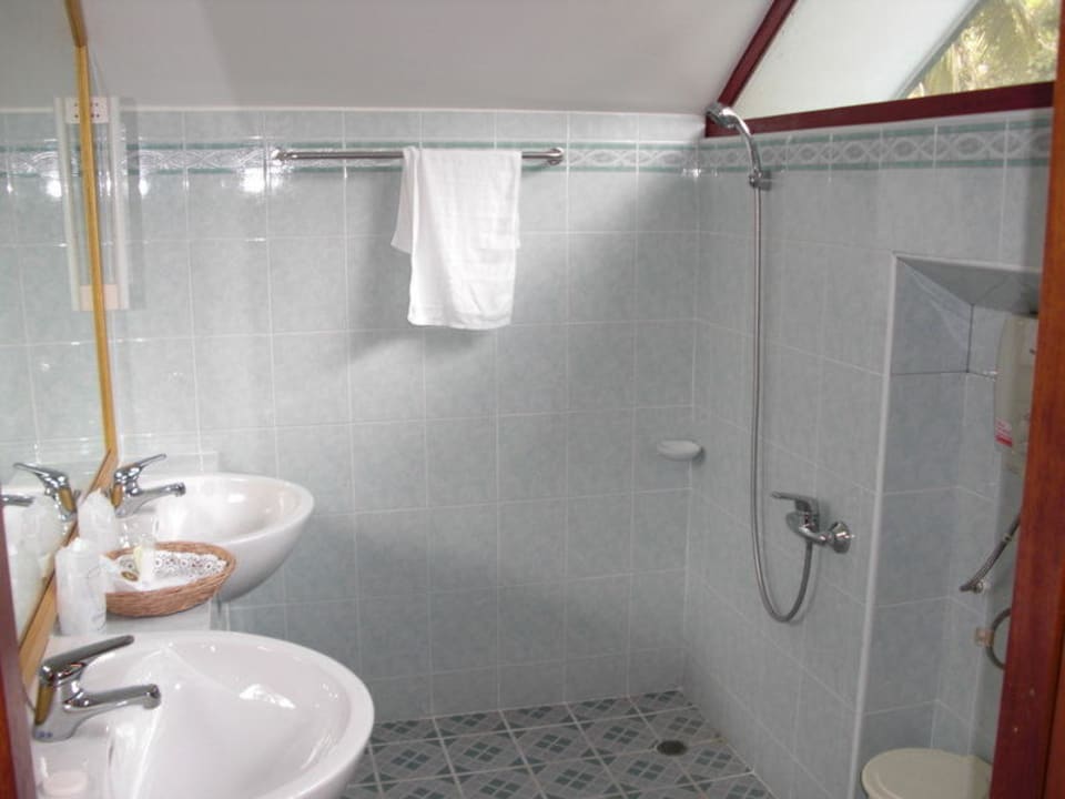 Bathroom to room C Hotel Ekman Garden Resort