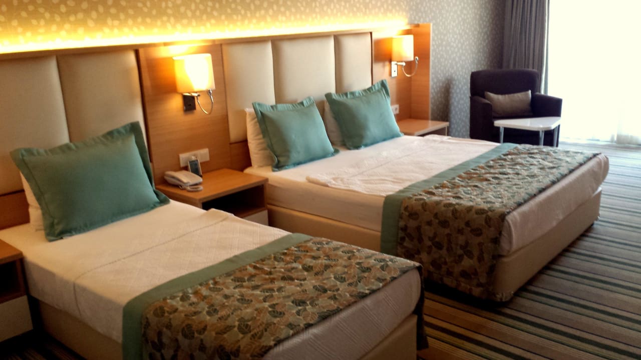 Zwei große, moderne und bequeme Betten Hotel Royal Garden Beach