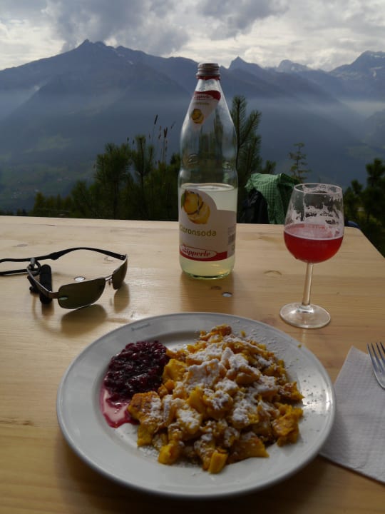 Essen auf der hauseigenen Alm Hotel Stullerhof