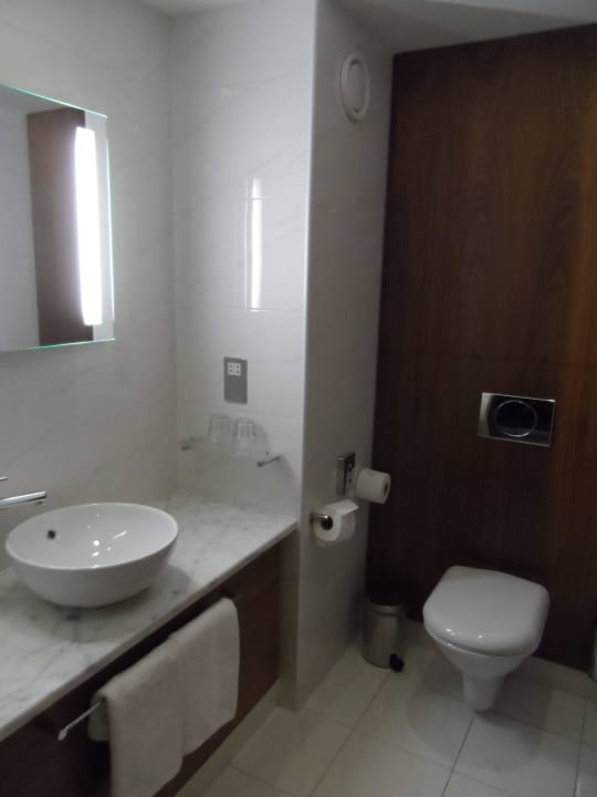 Modernes Badezimmer mit Duschwanne Manor West Hotel, Spa & Leisure Club