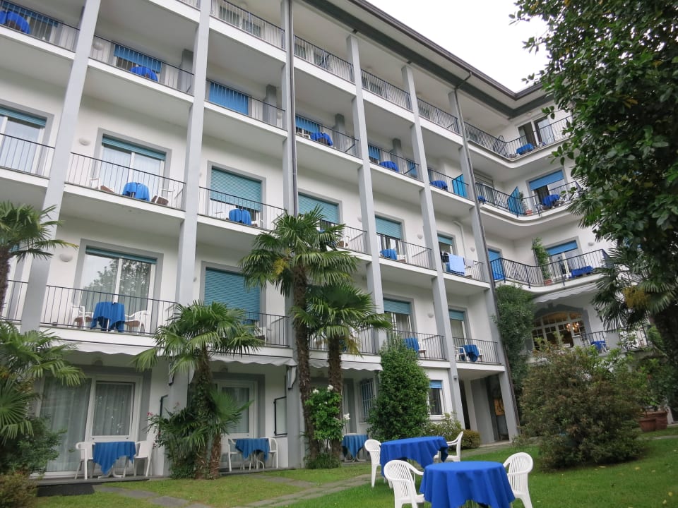 Blick vom Pool aufs Hotel Hotel Royal Stresa