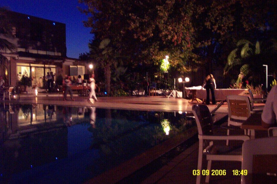 Poolbereich bei Nacht Olympian Bay Grand Resort