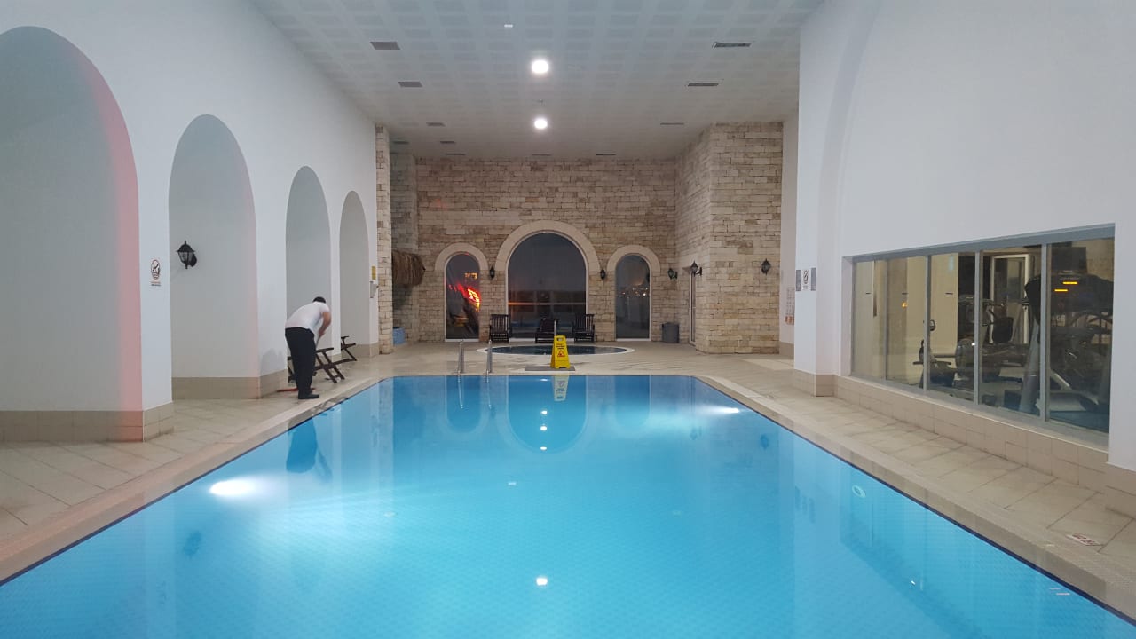 Innen-Pool.  Salmakis Resort & Spa