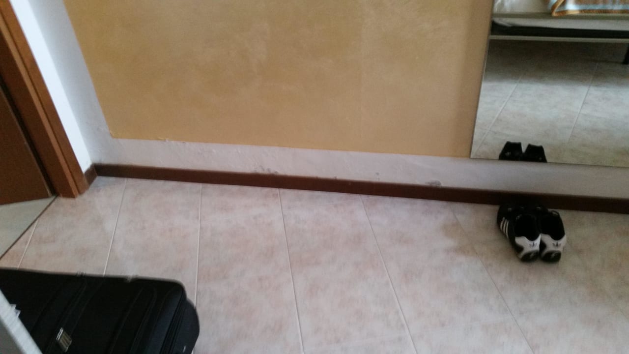 Hier bröckelt der Putz ab. Park Hotel Zanzanu