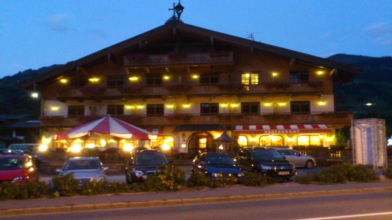 Hotel in Abendstimmung Ferienhotel Alpenhof Aurach