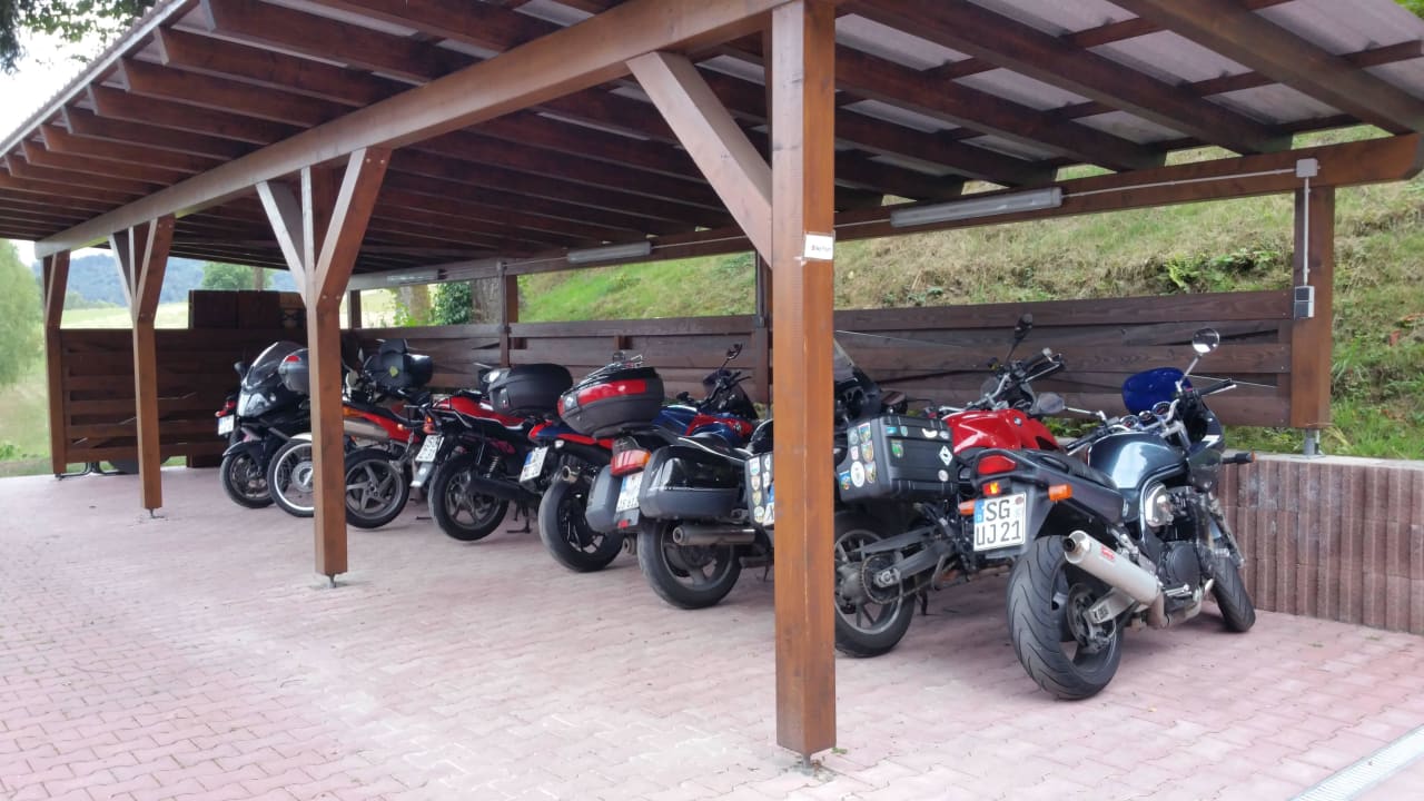 Carport für Motorräder Hotel Birkenhof