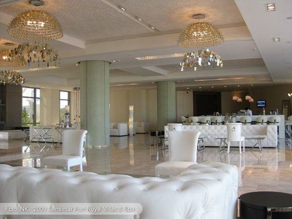Großzügige Lobby mit Bar SENTIDO Port Royal Villas & Spa