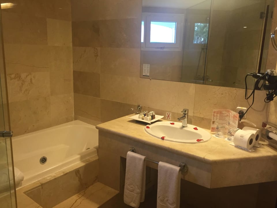 Badezimmer mit Dusche und Jacuzzi Grand Palladium Select Bávaro Resort & Spa