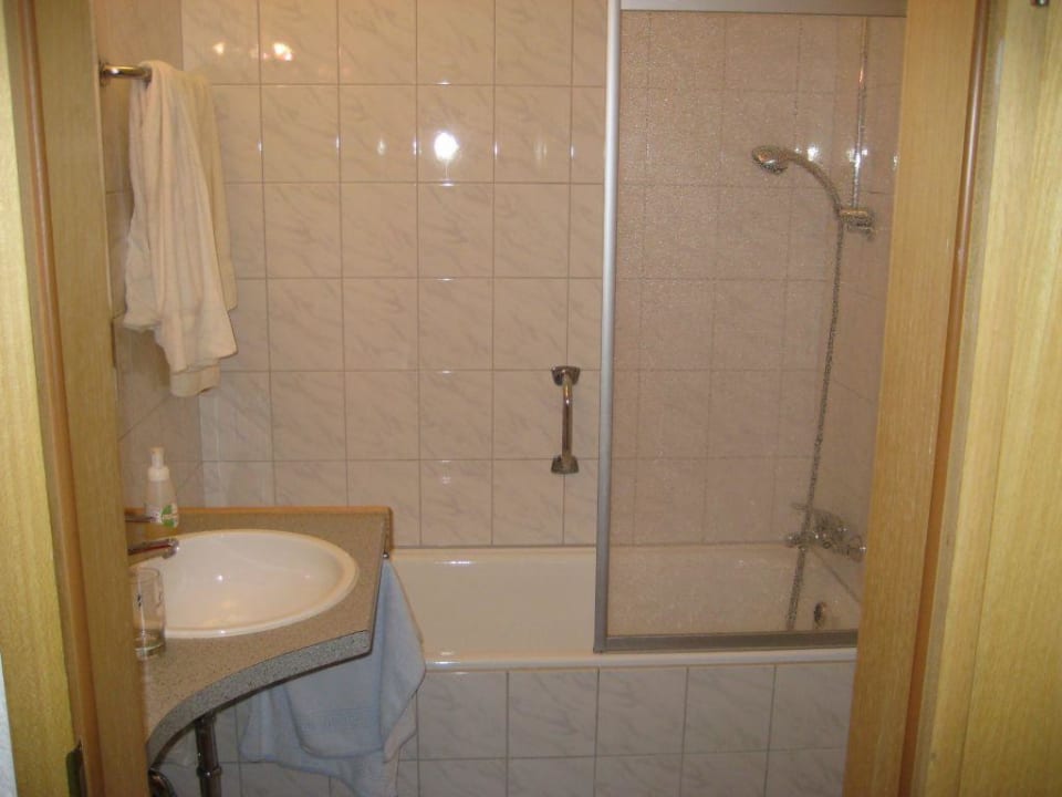 Das Bad im DZ Kat.III Landhotel Seeg