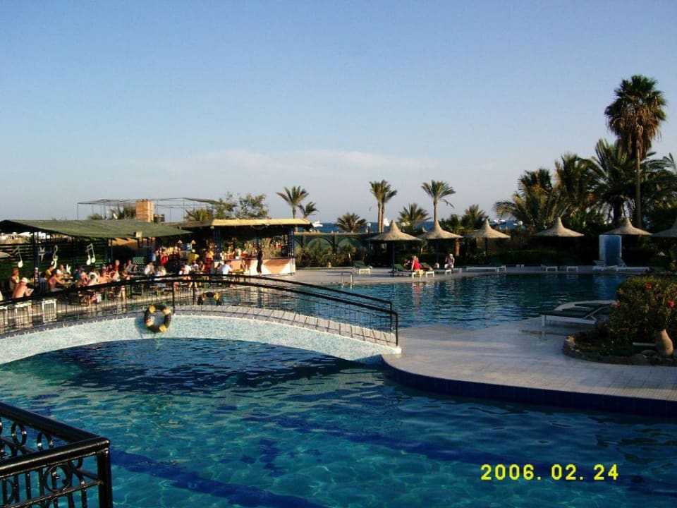 Schwimmbad, Hintergrund die Bar Giftun Azur Resort