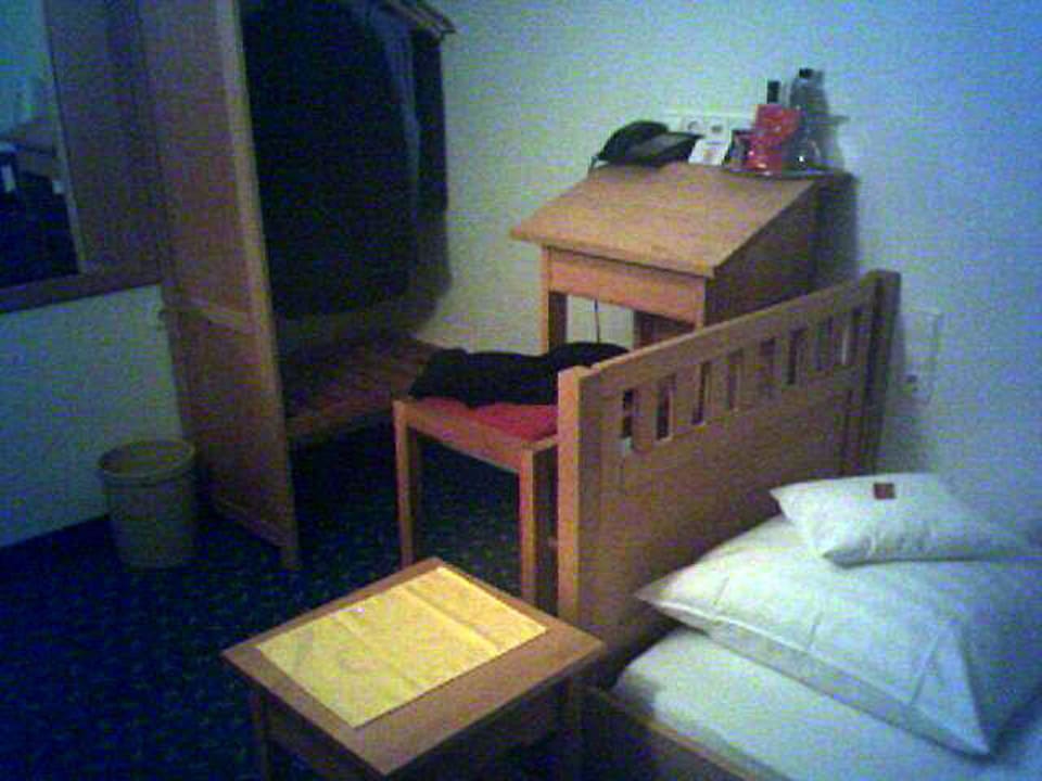 kleines Zimmer und ganz kleines Bett Badhotel Stauferland