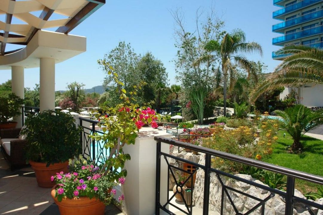 Blick von der Chill-Out Lounge zum Hotel Hotel Calypso Beach