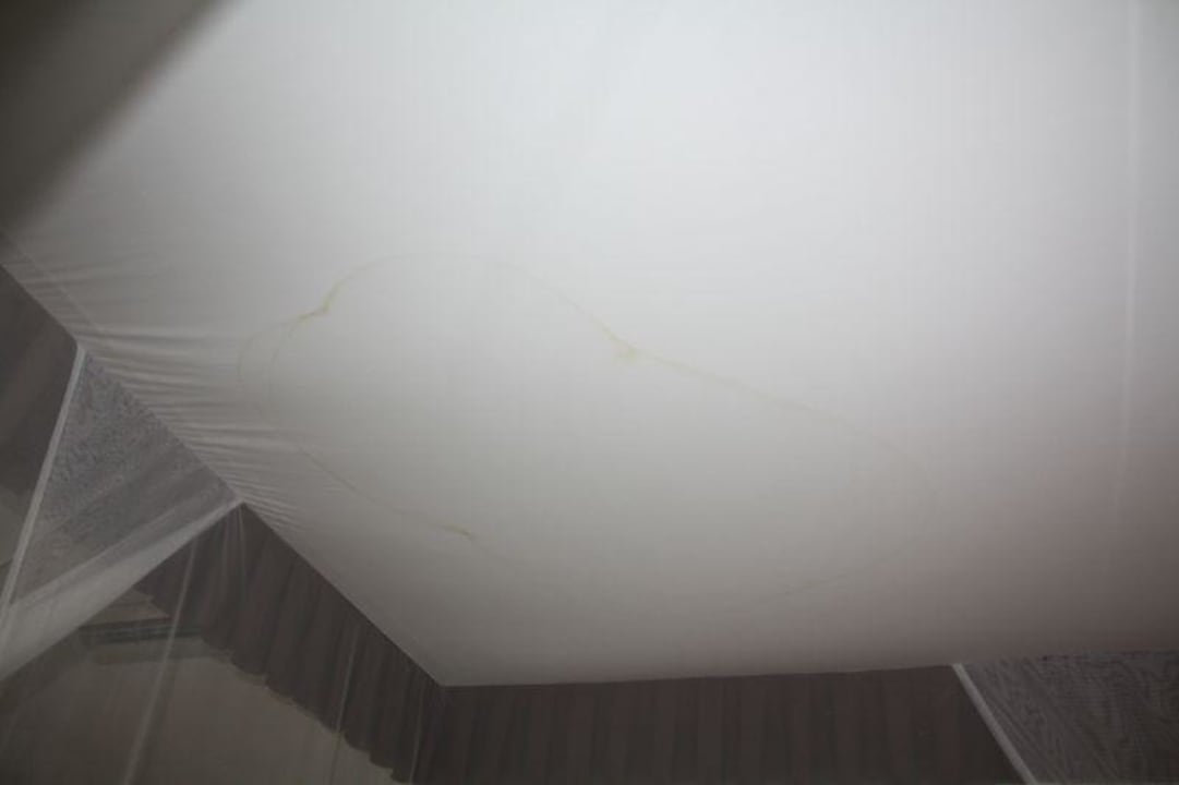 Dreckiger Betthimmel im Zimmer! Villa Seminyak Estate & Spa