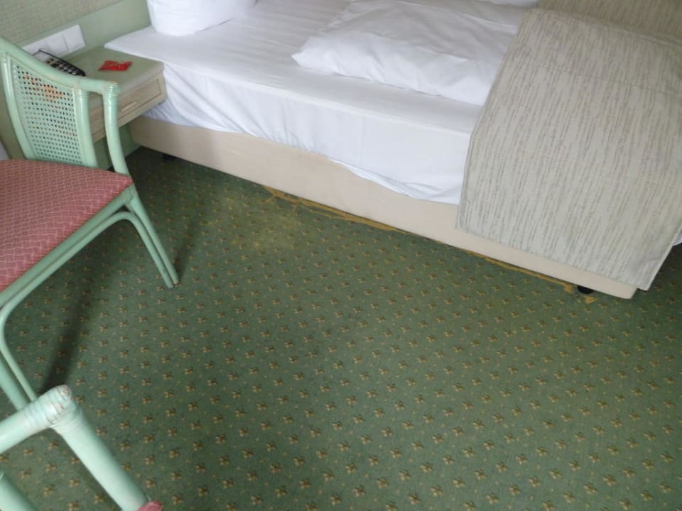 Flecken vom Wasserschaden unter dem Bett Seehotel Schloss Klink
