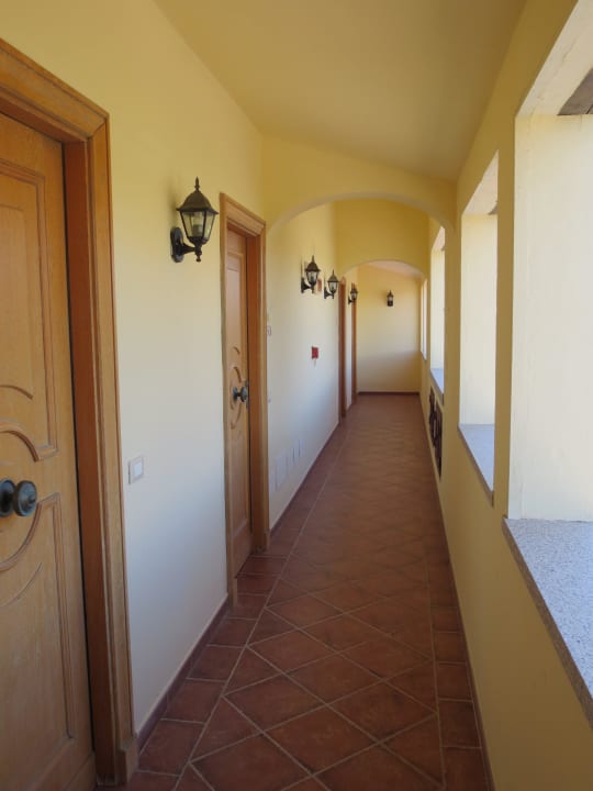 Laubenaufgang zu den Zimmern Hotel Sa Pedra