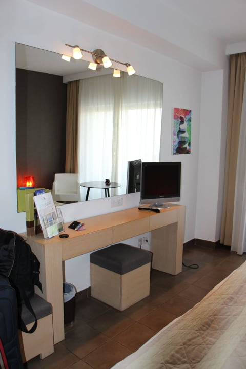 Spiegel mit Fernseher Napa Mermaid Hotel & Suites