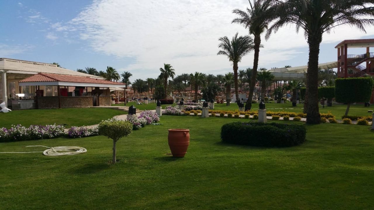 Poolanlage mit Wasserrutschen im hinteren Bereich Beach Albatros Resort
