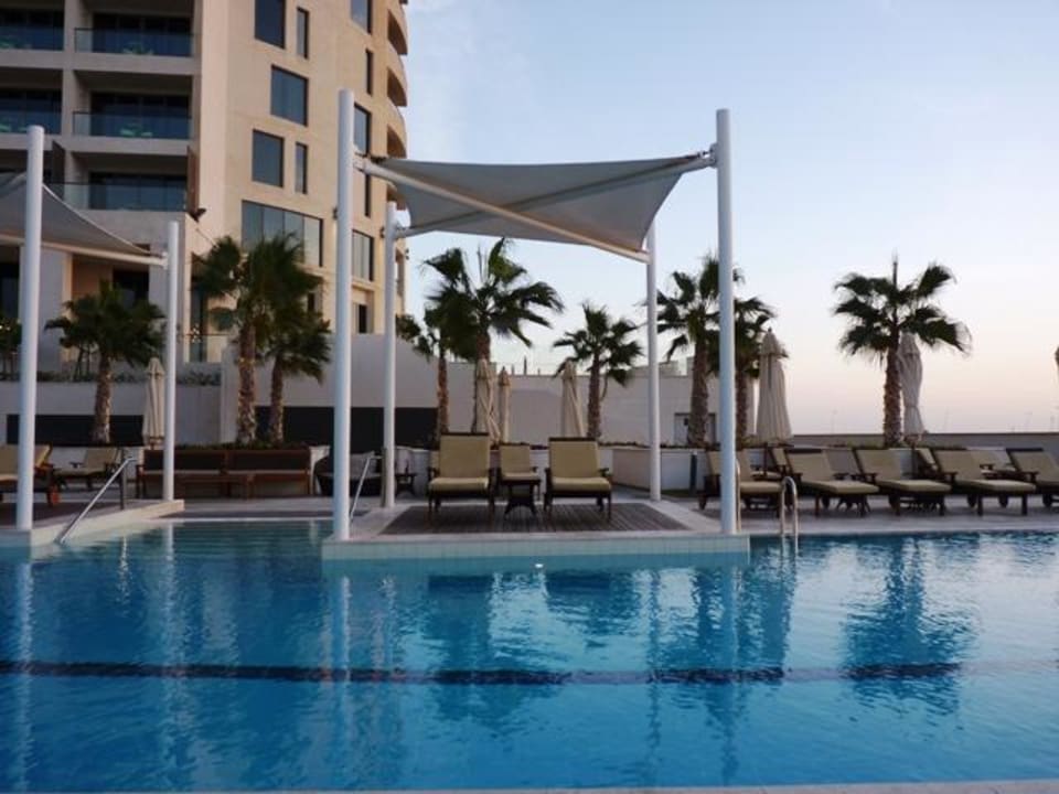 Entspannen am Pool Crowne Plaza Hotel Yas Island