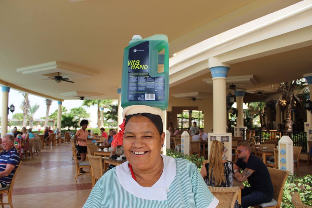 Maria, die tanzende Toilettendame. Hotel Riu Karamboa