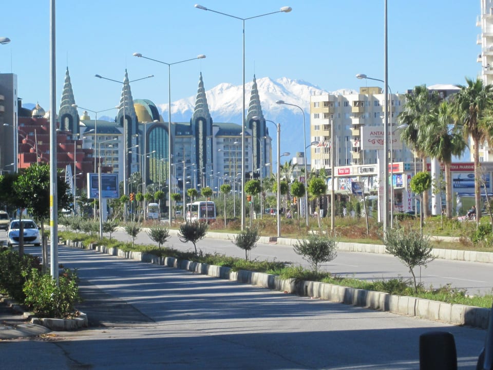 Hotelstraße in Lara Saturn Palace Resort Hotel