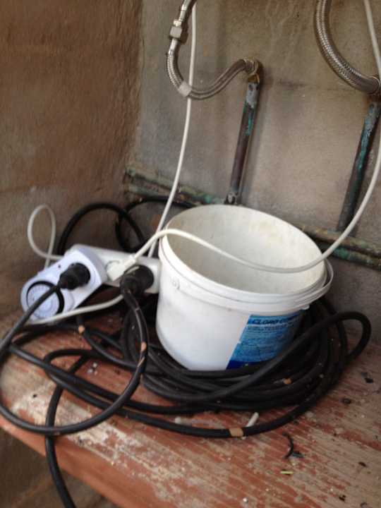 Gefährliche Elektrik direkt neben Außendusche Finca Kalotta