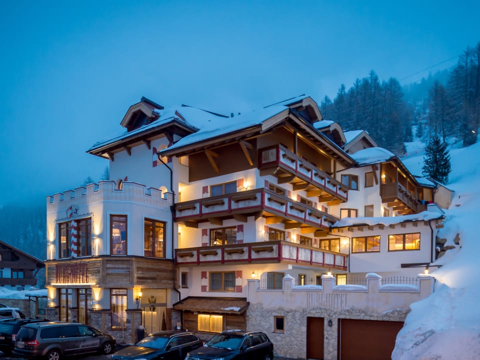 Außenansicht Burghotel Alpenglühn