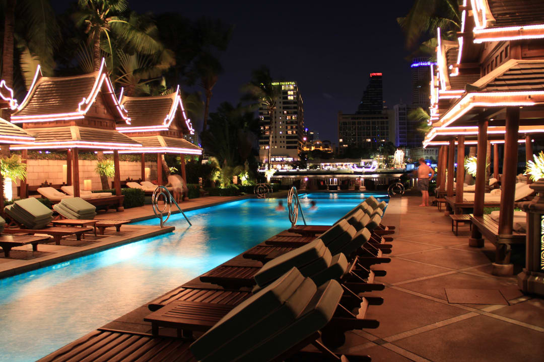 Pool zur Nacht Hotel The Peninsula Bangkok
