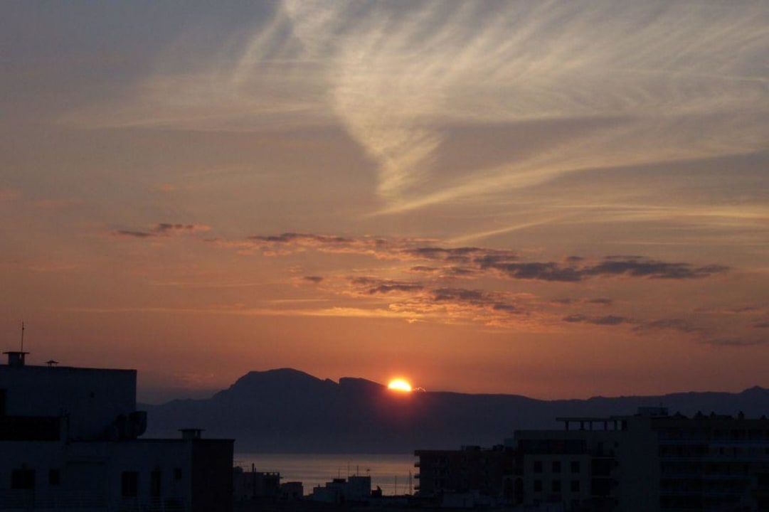 Sonnenaufgang hinter den Bergen Grupotel Montecarlo