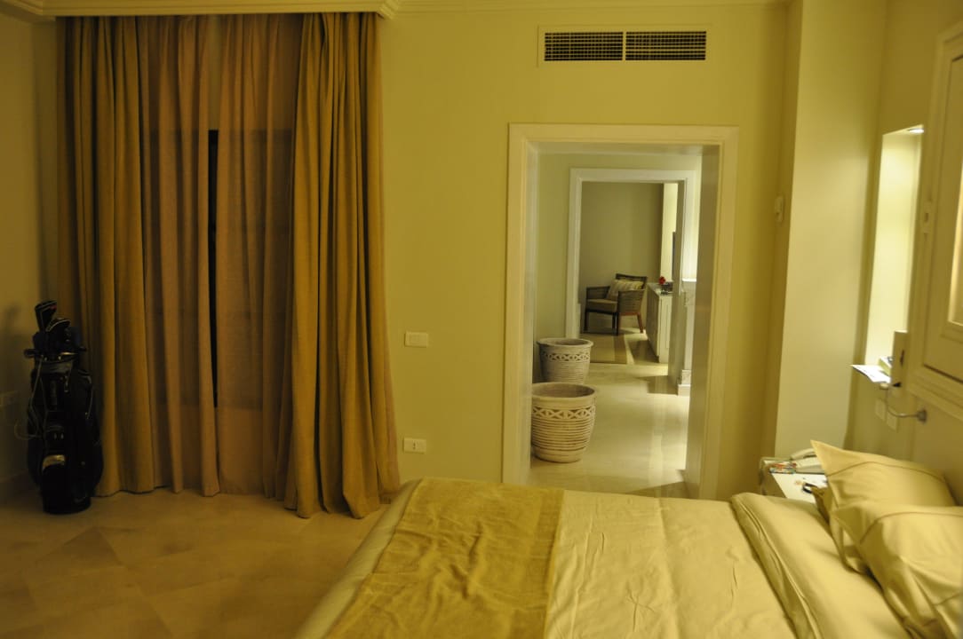 Schlafzimmer Grand Suite mit Blick in Wohnbereich Makadi Spa - Adults only