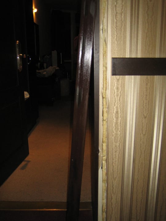 Eingangstür zum Zimmer, Zarge defekt HI Hotels Imperial Resort