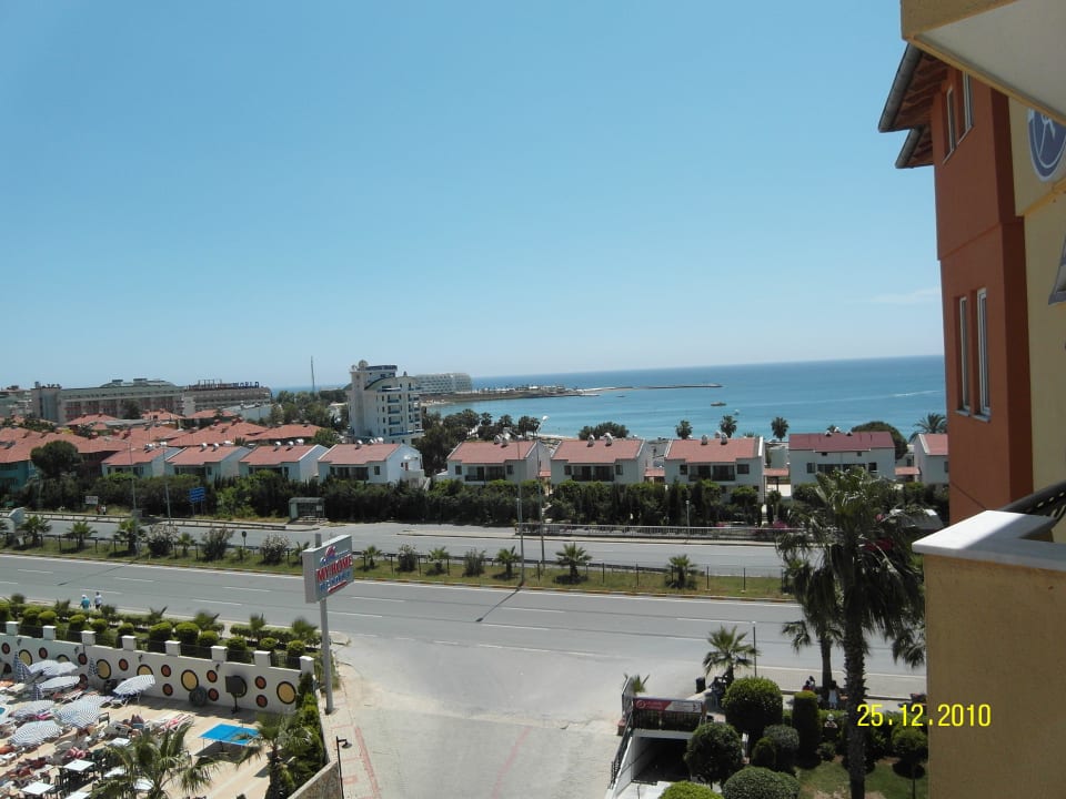 Rechts unten die unterführung zum Strand Hotel Arabella World