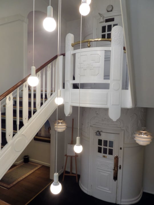 Treppenhaus mit historischem Aufzug Hotel Savoy