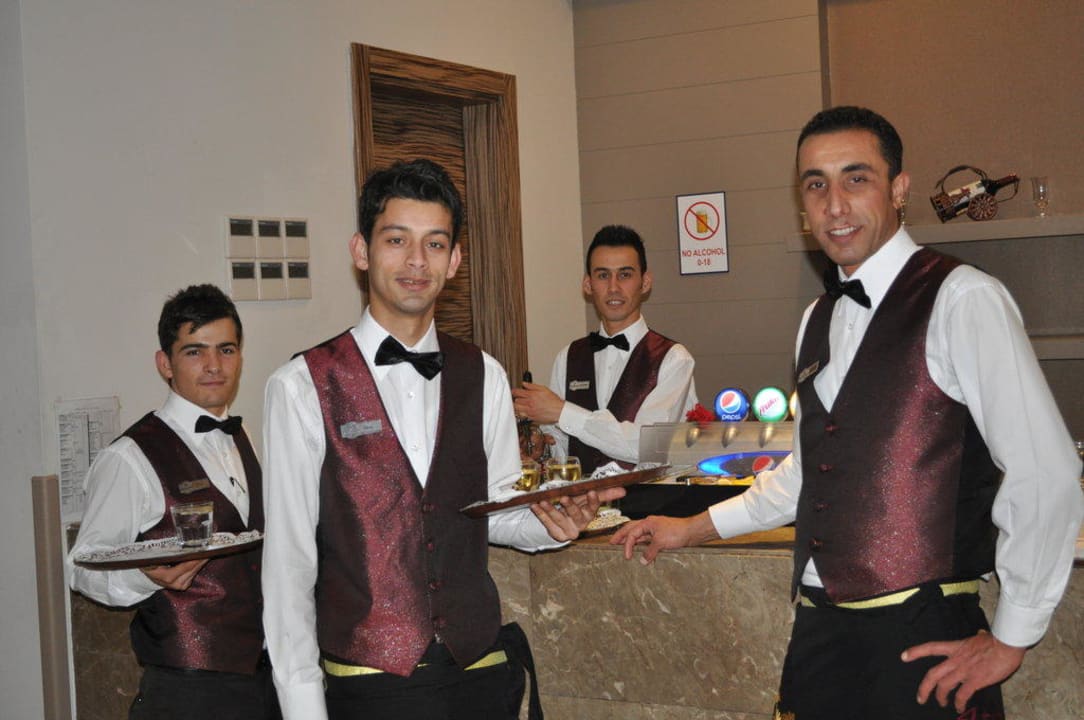 Ein Teil des Teams Port Side Resort Hotel