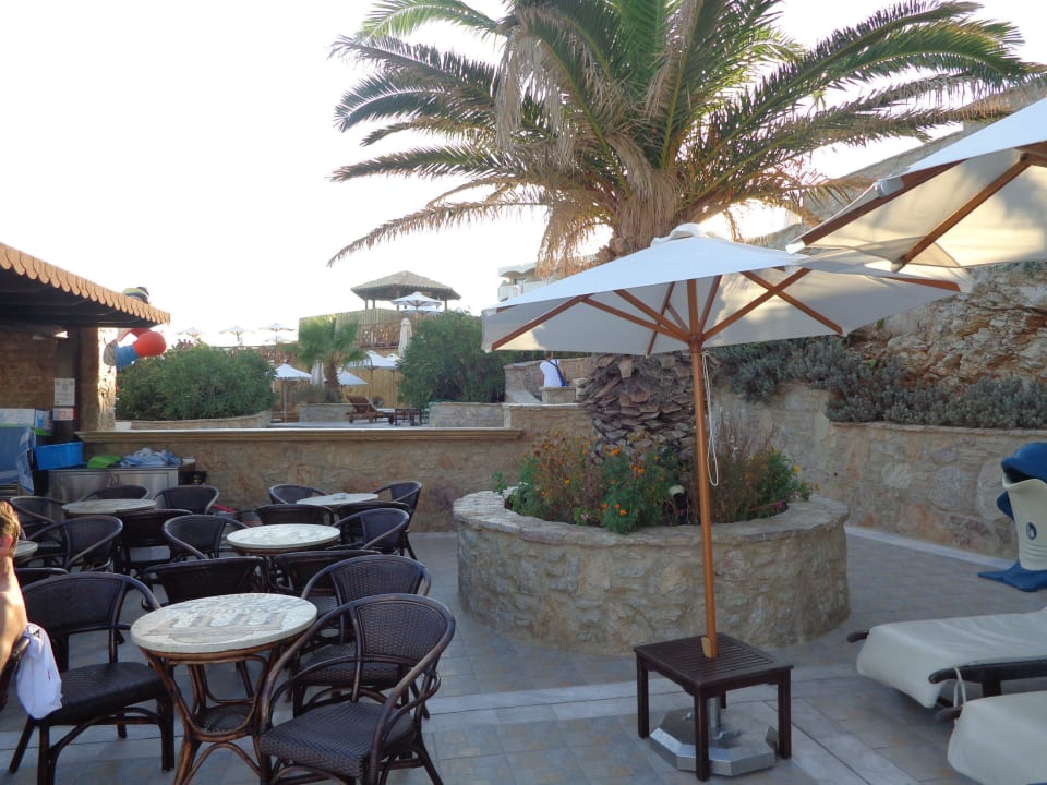 Sitzgruppen an der Poolbar Hotel Kalithea Horizon Royal
